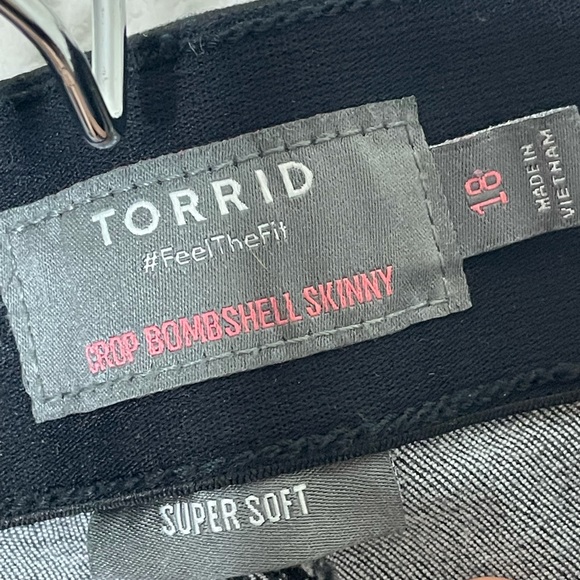 Torrid Women's BombShell Skinny Super Soft Stretch Jeans Distressed Size 18 2X - Picture 5 of 5